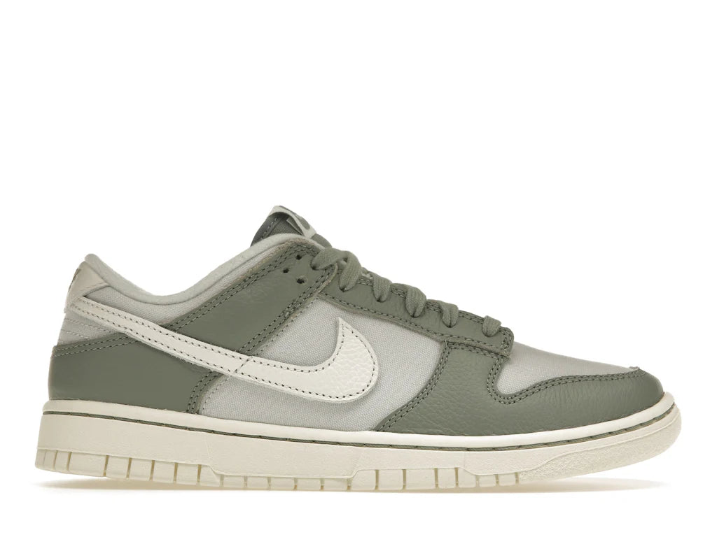 Nike Dunk Low
 Mica Green