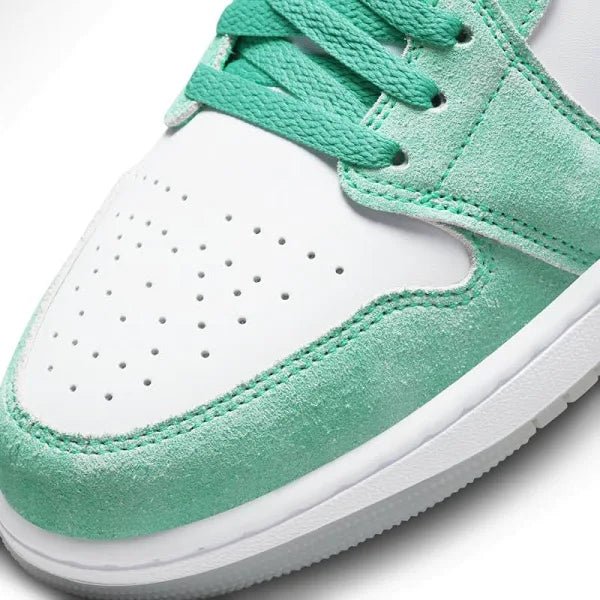 Jordan 1 low outlet emerald green gs 5.5y/ womens 7